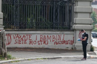 Scritte no vax allo Spallanzani, la rivolta dei medici: “Basta violenze”