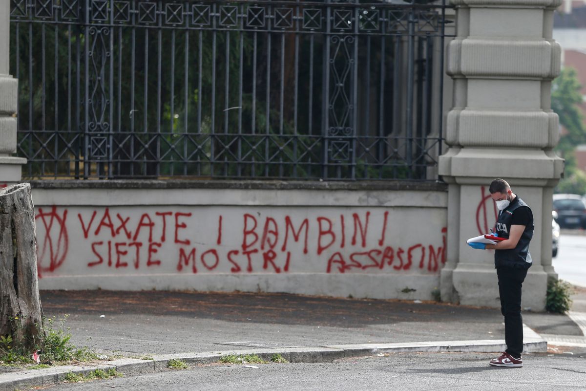 Scritte no vax allo Spallanzani, la rivolta dei medici: “Basta violenze” Scritte no vax allo Spallanzani, la rivolta dei medici: “Basta violenze”