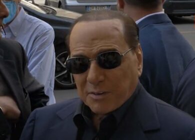 Berlusconi incontra i Ferragnez: “Sono più famoso di voi due”. VIDEO