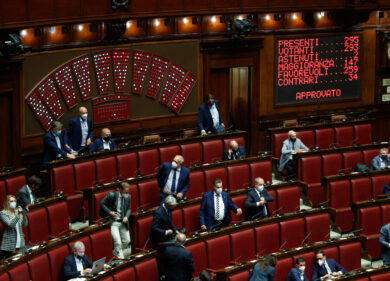 Finti tagli di Camera e Senato: si riducono i seggi, ma si assume di più