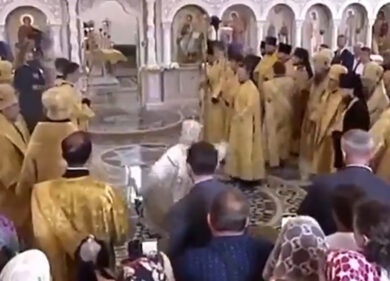 Russia, il patriarca Kirill cade per terra dal nulla stile Biden