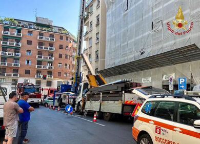 Milano, si spezza il braccio della gru e cade un operaio. È gravissimo