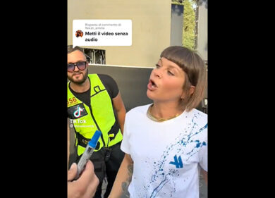 Alessandra Amoroso si rifiuta di fare un autografo: “Se no devo farlo a tutti”