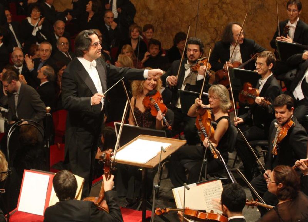 Muti rifiuta di togliere “negri” da un’opera di Verdi: “Non era razzista” Muti rifiuta di togliere “negri” da un’opera di Verdi: “Non era razzista”