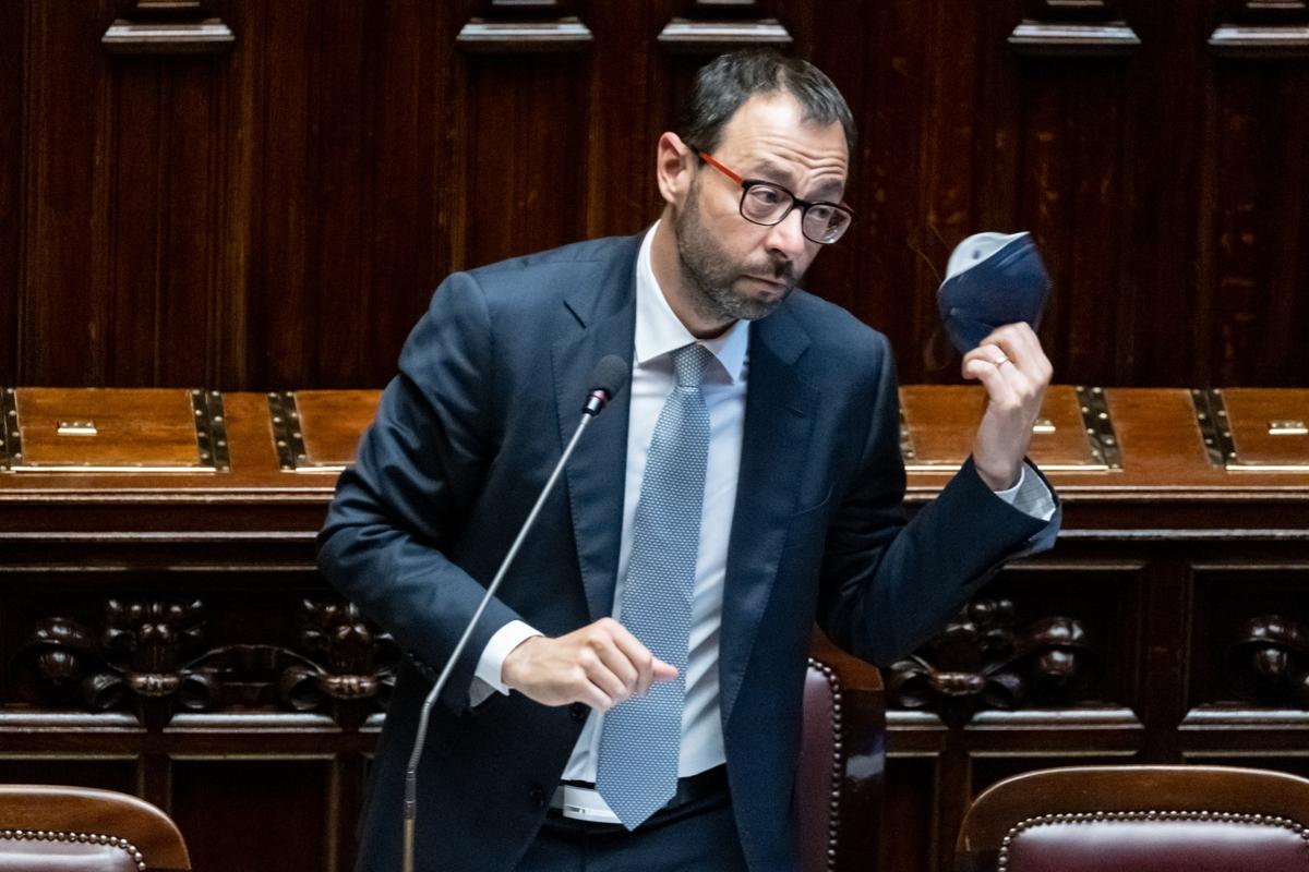 Patuanelli assicura: “Il M5S non uscirà dal governo”. E su Di Maio… Patuanelli assicura: “Il M5S non uscirà dal governo”. E su Di Maio…