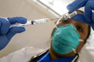 Condannato a 5 anni di carcere medico No Vax di Pistoia