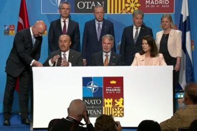 Nato, cade il veto della Turchia: via libera a Svezia e Finlandia