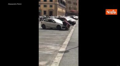 Livorno, donna prende a mazzate lo scippatore. VIDEO