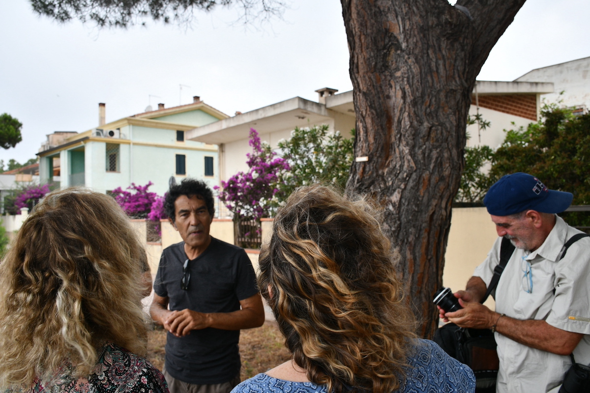 Salvatore Garau trasforma 50 alberi in opere d’arte e crea un museo all’aperto Salvatore Garau trasforma 50 alberi in opere d’arte e crea un museo all’aperto