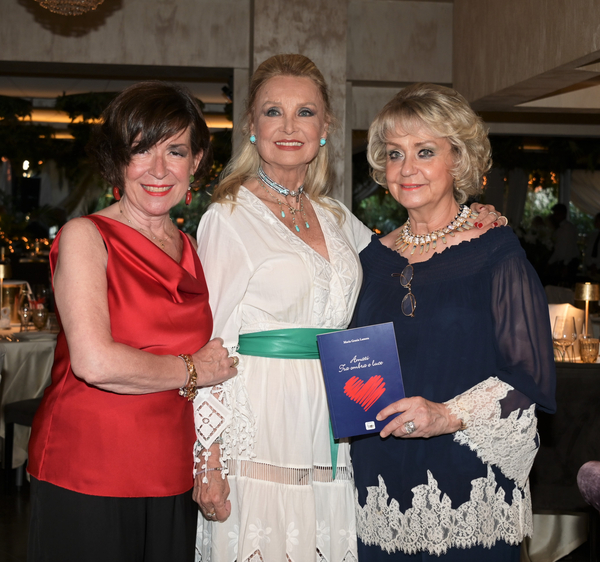Barbara Bouchet riceve il premio alla Carriera a Milano Barbara Bouchet riceve il premio alla Carriera a Milano