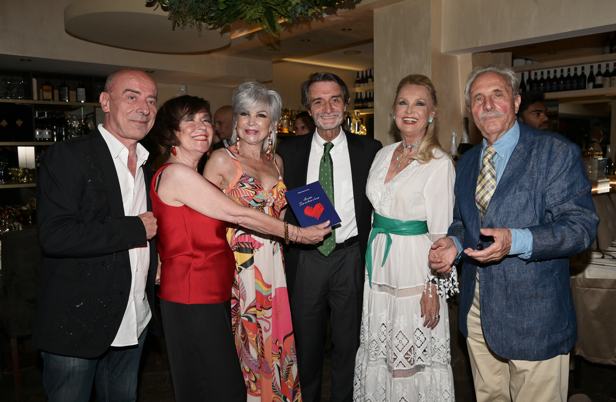 Barbara Bouchet riceve il premio alla Carriera a Milano Barbara Bouchet riceve il premio alla Carriera a Milano