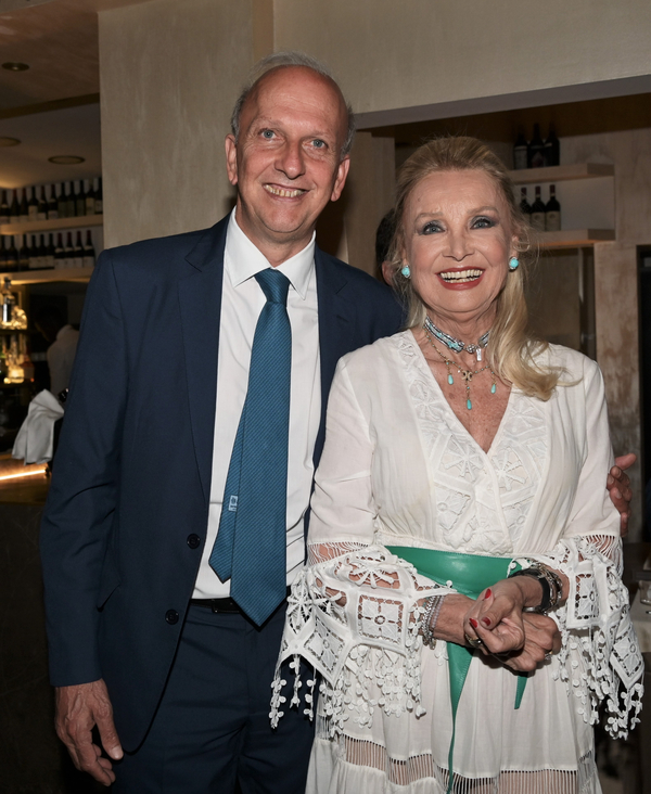 Barbara Bouchet riceve il premio alla Carriera a Milano Barbara Bouchet riceve il premio alla Carriera a Milano