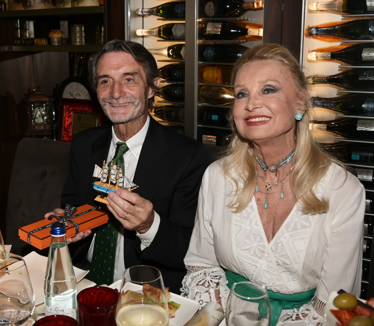 Barbara Bouchet riceve il premio alla Carriera a Milano Barbara Bouchet riceve il premio alla Carriera a Milano