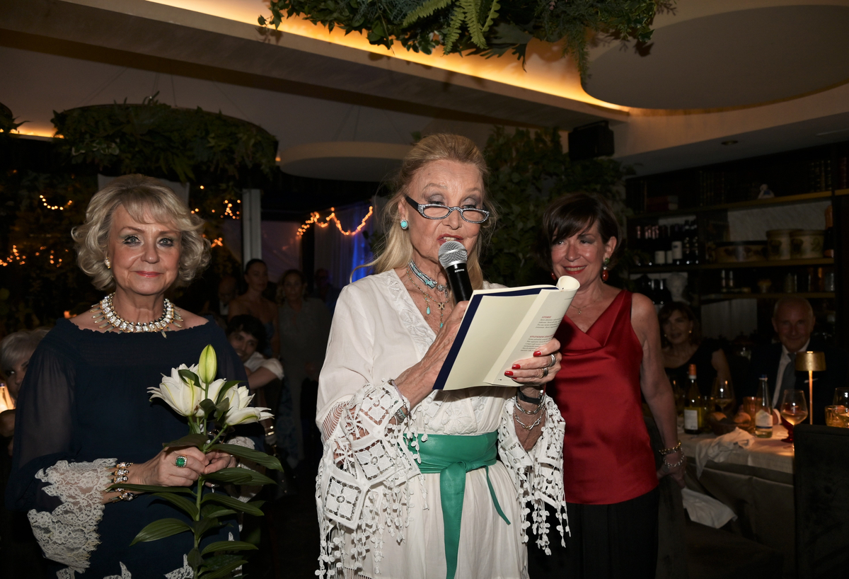 Barbara Bouchet riceve il premio alla Carriera a Milano Barbara Bouchet riceve il premio alla Carriera a Milano