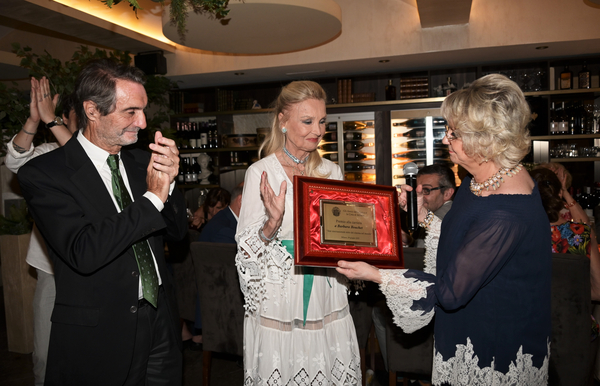 Barbara Bouchet riceve il premio alla Carriera a Milano Barbara Bouchet riceve il premio alla Carriera a Milano