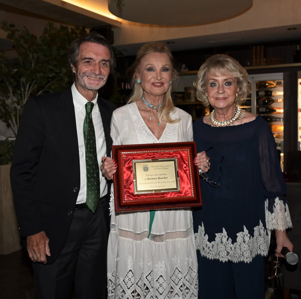 Barbara Bouchet riceve il premio alla Carriera a Milano Barbara Bouchet riceve il premio alla Carriera a Milano