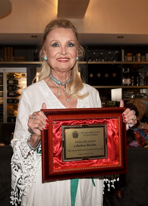 Barbara Bouchet riceve il premio alla Carriera a Milano Barbara Bouchet riceve il premio alla Carriera a Milano