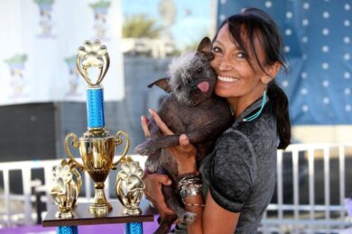 Mr Happy Face vince il concorso di cane più brutto del mondo 2022