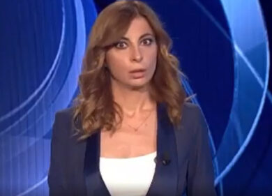 Tg1, all’inviato scappa un “caxxo” e alla conduttrice prende un colpo. VIDEO