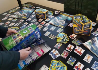 Modena, due dipendenti rubano centinaia di figurine Panini