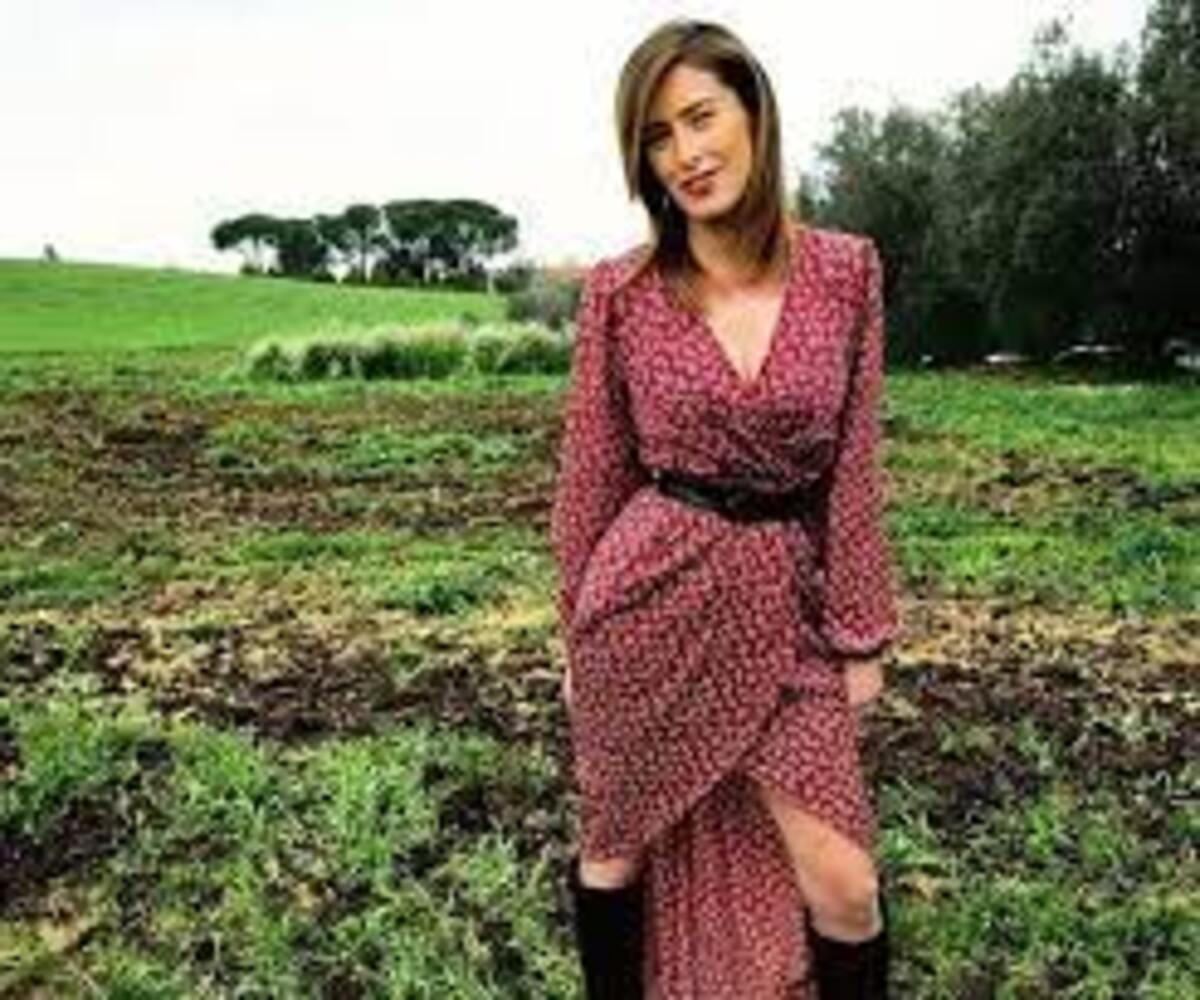 Il matrimonio è salvo: baci appassionati tra Boschi e Berruti – FOTO Il matrimonio è salvo: baci appassionati tra Boschi e Berruti – FOTO