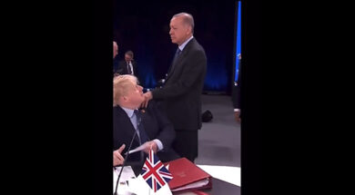 Nato, Erdogan pizzica Boris Johnson e il britannico leva la mano. VIDEO