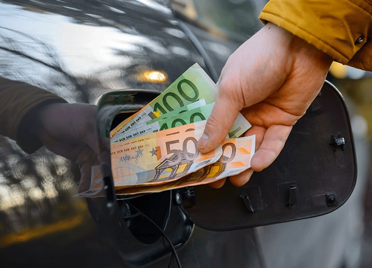 Benzina in Francia sconto di 0,30 euro sul litro. Perché non fare lo stesso? Benzina in Francia sconto di 0,30 euro sul litro. Perché non fare lo stesso?