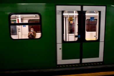 Borsello abbandonato in metro, treni fermi: proprietario denunciato