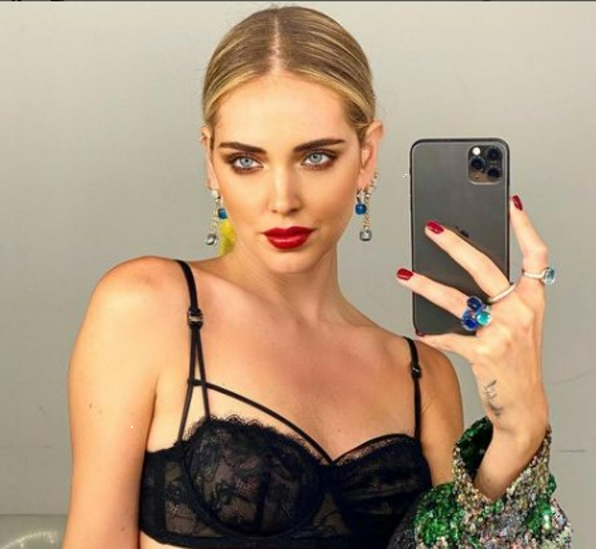 Chiara Ferragni: il suo cachet a Sanremo 2023 supera Checco Zalone – FOTO Chiara Ferragni: il suo cachet a Sanremo 2023 supera Checco Zalone – FOTO