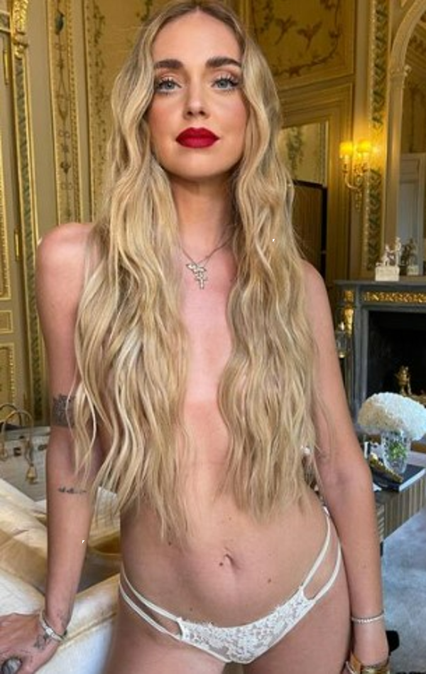 Chiara Ferragni provoca da Parigi mostrando il suo lato B – VIDEO