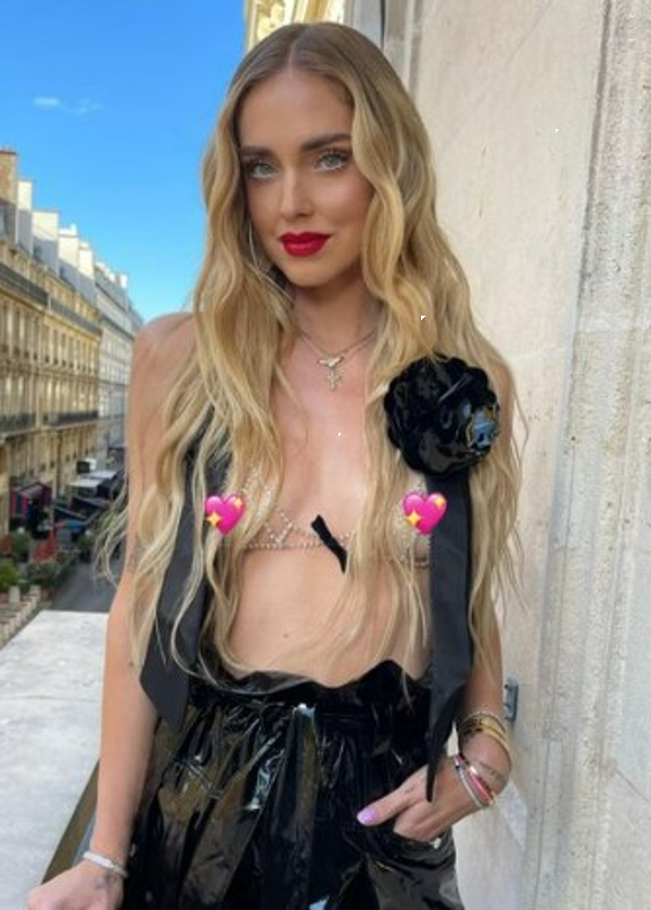 Chiara Ferragni provoca da Parigi mostrando il suo lato B – VIDEO