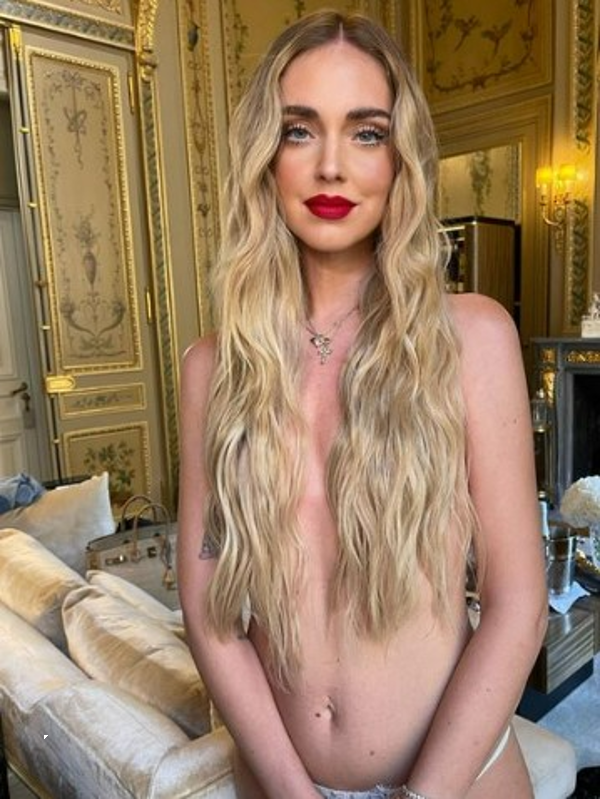 Chiara Ferragni provoca da Parigi mostrando il suo lato B – VIDEO