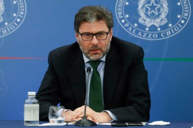 Italia, raddoppia il costo dell’energia. Giorgetti: “Proroga sconto benzina”
