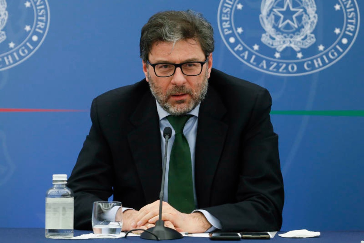 Italia, raddoppia il costo dell’energia. Giorgetti: “Proroga sconto benzina” Italia, raddoppia il costo dell’energia. Giorgetti: “Proroga sconto benzina”