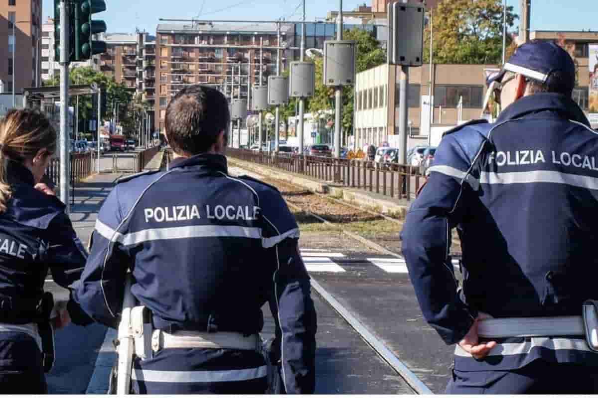 Agente di Polizia aggredito e disarmato, uno dei ragazzi provò a sparare Agente di Polizia aggredito e disarmato, uno dei ragazzi provò a sparare