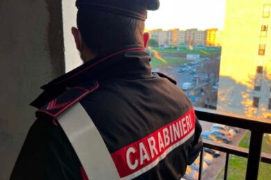 Monza, si barrica in casa e dà fuoco all’appartamento: 20 famiglie evacuate