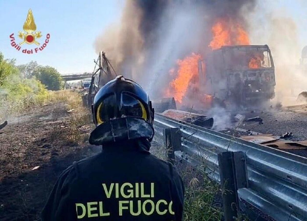 Scontro tra tir sulla A21: uomo carbonizzato, un disperso e due feriti Scontro tra tir sulla A21: uomo carbonizzato, un disperso e due feriti