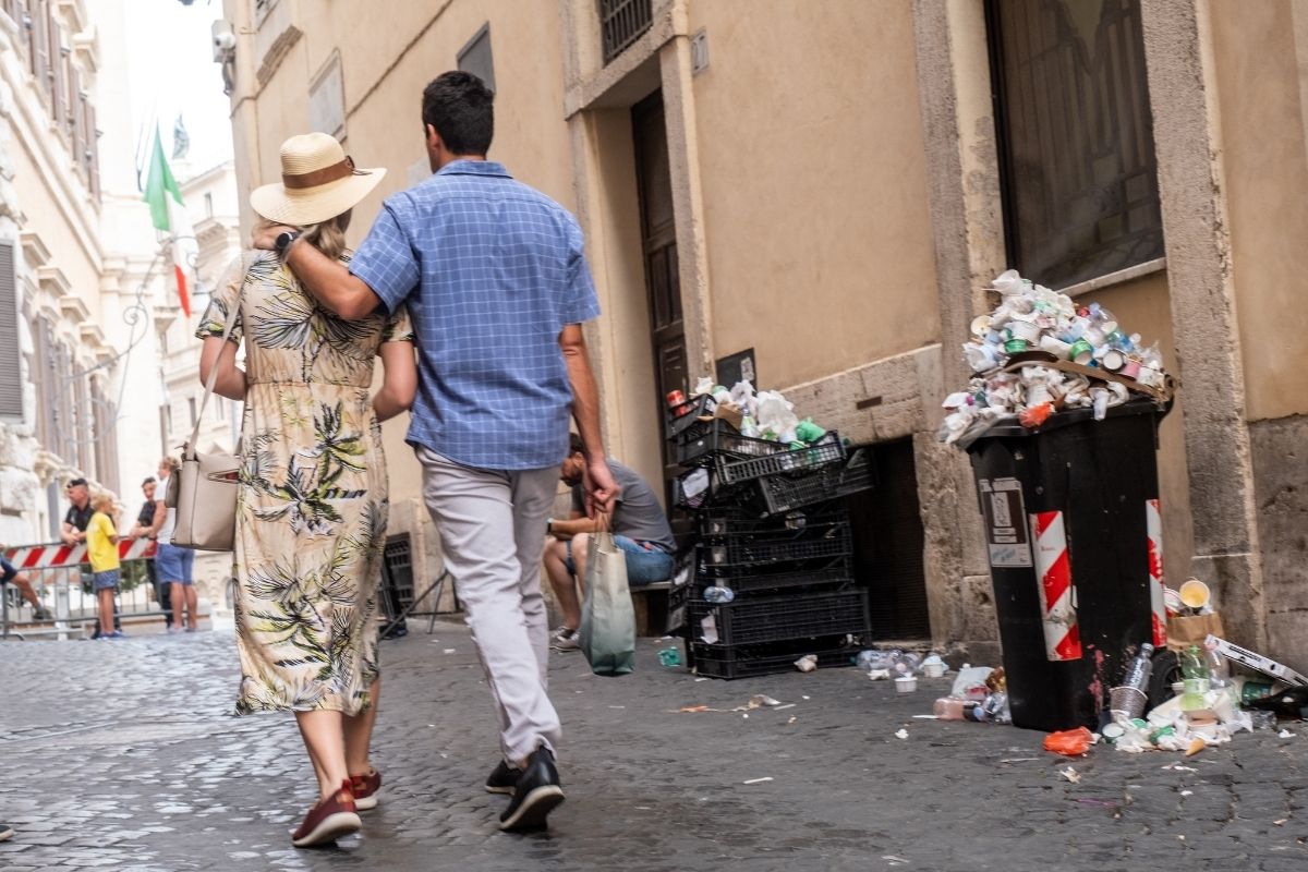 Rifiuti Roma, il vescovo ausiliare Ambarus: “Rischiamo una giungla urbana” Rifiuti Roma, il vescovo ausiliare Ambarus: “Rischiamo una giungla urbana”