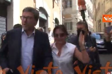 Giorgetti scherza con i giornalisti uscendo da incontro con Salvini e lancia un urlo