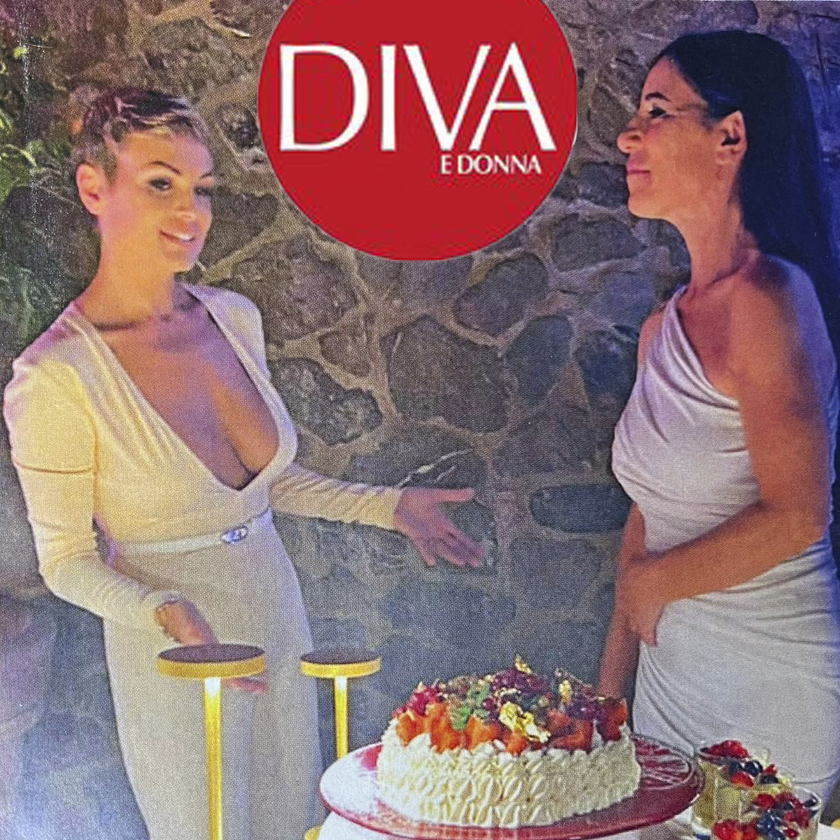 Turci, la Pascale è “fuori di seno”. Ecco le foto del taglio della torta