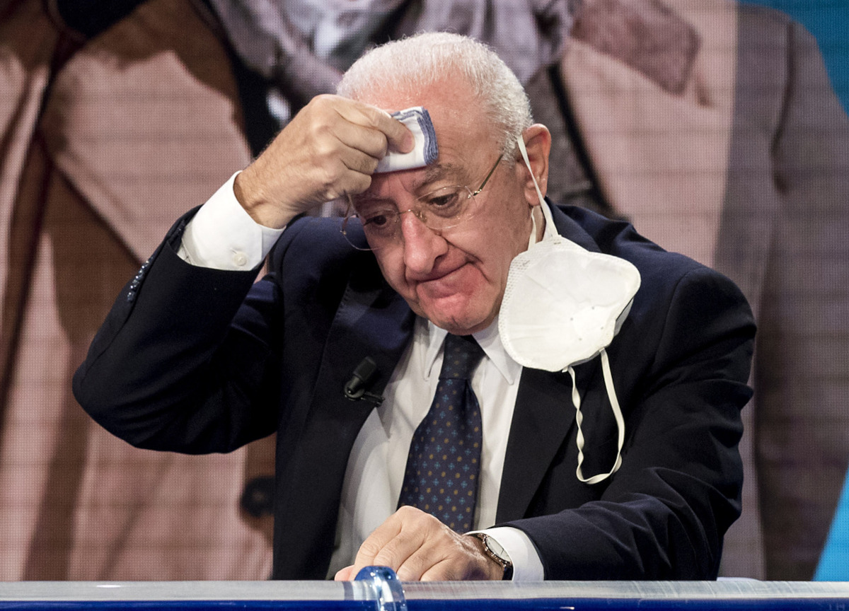 “Mocerino ha cacciato 10.000 euro”. Indagato capogruppo di De Luca in Campania