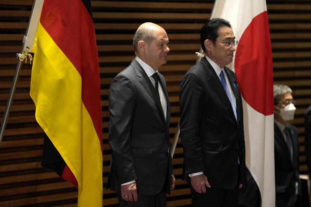 Giappone, ex premier Shinzo Abe ucciso in un attentato: il video dello sparo Giappone, ex premier Shinzo Abe ucciso in un attentato: il video dello sparo