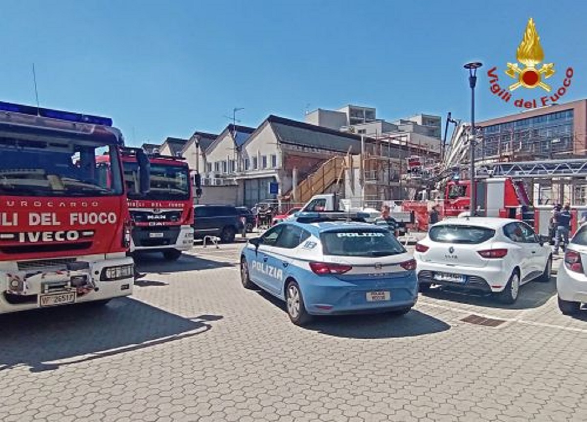 Milano, incidente sul lavoro in via Espinasse: cinque operai feriti Milano, incidente sul lavoro in via Espinasse: cinque operai feriti