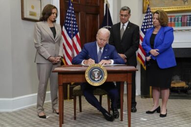 Aborto, Biden firma un ordine esecutivo per ripristinare il diritto