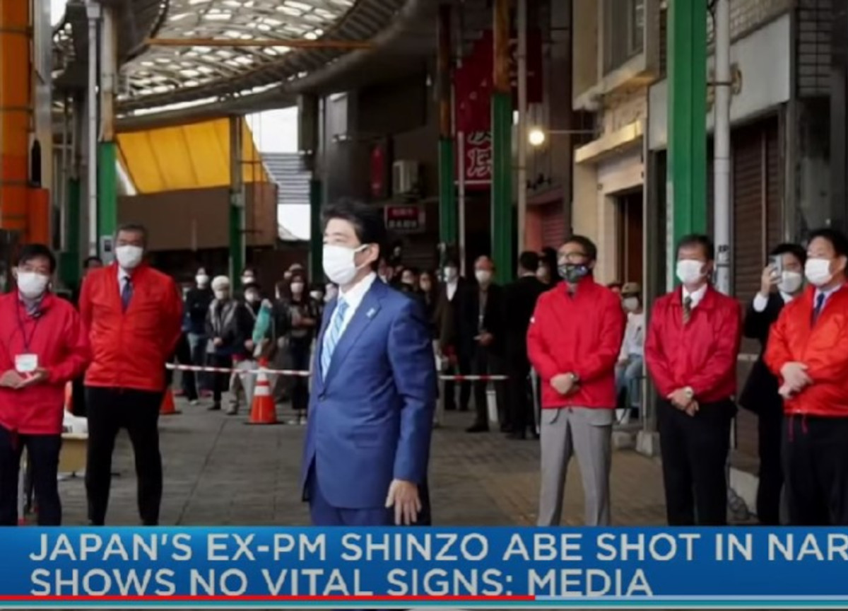 Giappone, ex premier Shinzo Abe ucciso in un attentato: il video dello sparo Giappone, ex premier Shinzo Abe ucciso in un attentato: il video dello sparo