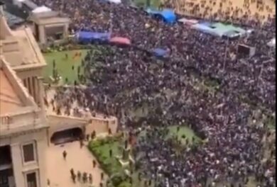 Sri Lanka, assalto mai visto alla residenza del presidente (fuggito). VIDEO