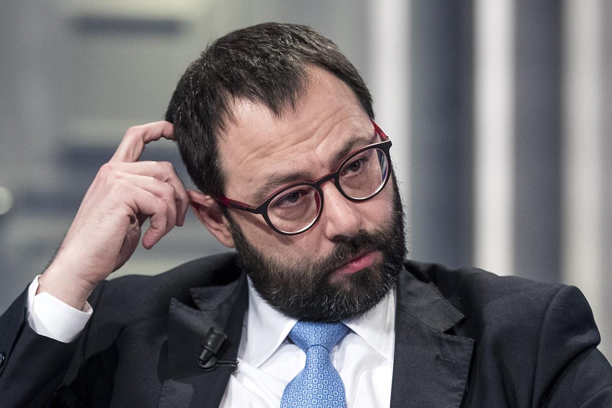 Attacco di Patuanelli a Draghi: “Nessun Papeete, ma pronti a uscire dall’aula” Attacco di Patuanelli a Draghi: “Nessun Papeete, ma pronti a uscire dall’aula”