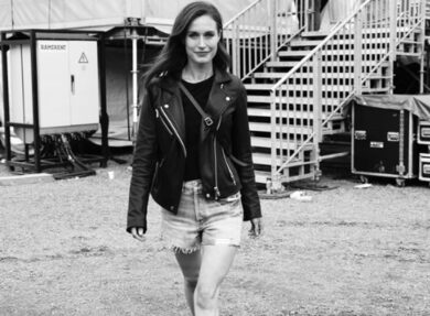 Il primo ministro finlandese è rock, Sanna Marin in shorts e chiodo di pelle