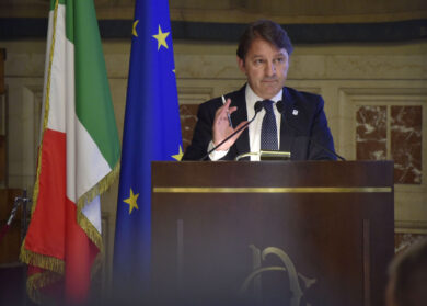 Tridico: “Senza il governo redditi giù del 55%: avanti con il salario minimo”