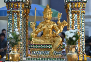 India, bambino nasce con 4 gambe e 4 braccia: “è la reincarnazione di Brahma”